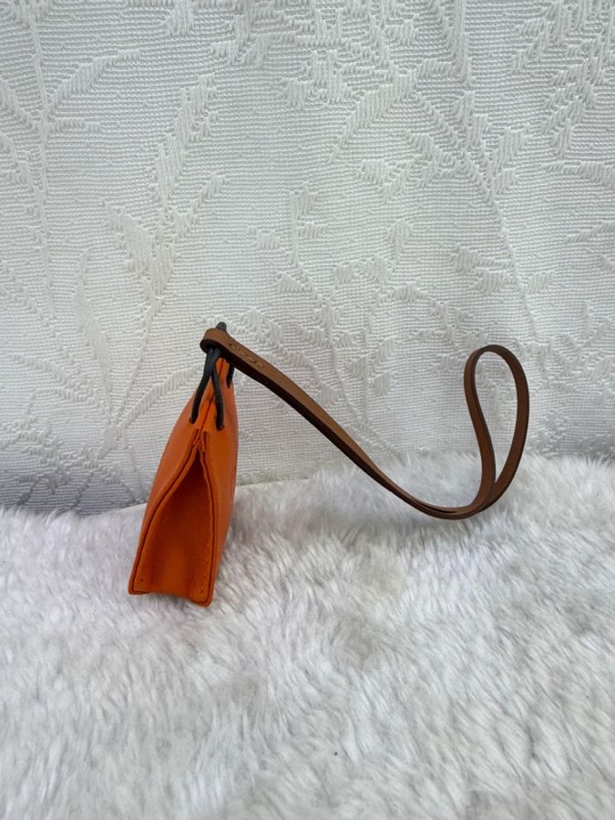 這是一款 Hermes Milo 皮革 Sac Orange 掛飾,特色在於其縮小版的橘色紙袋造型。-5