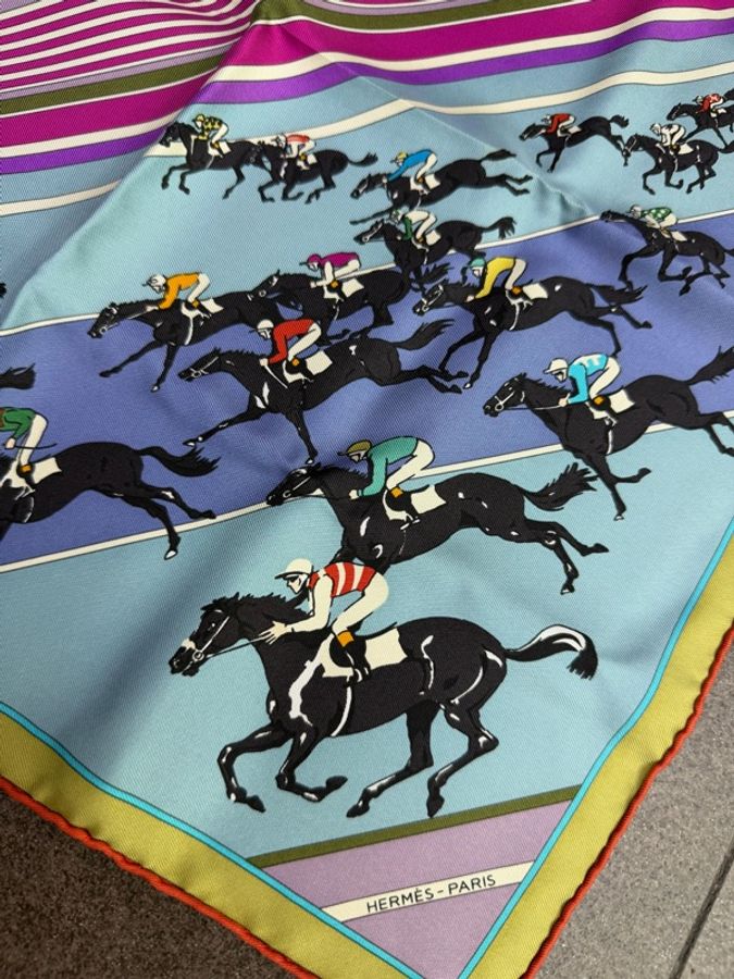 這是愛馬仕 (Hermès) 的 "Les Courses" (賽馬) 系列絲巾,圖案描繪了彩色的賽馬場景與斜條紋設計。-2