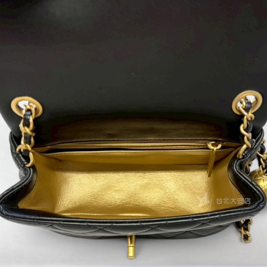 A13338-CHANEL 黑色羊皮金球方胖子口蓋包AS1786-5