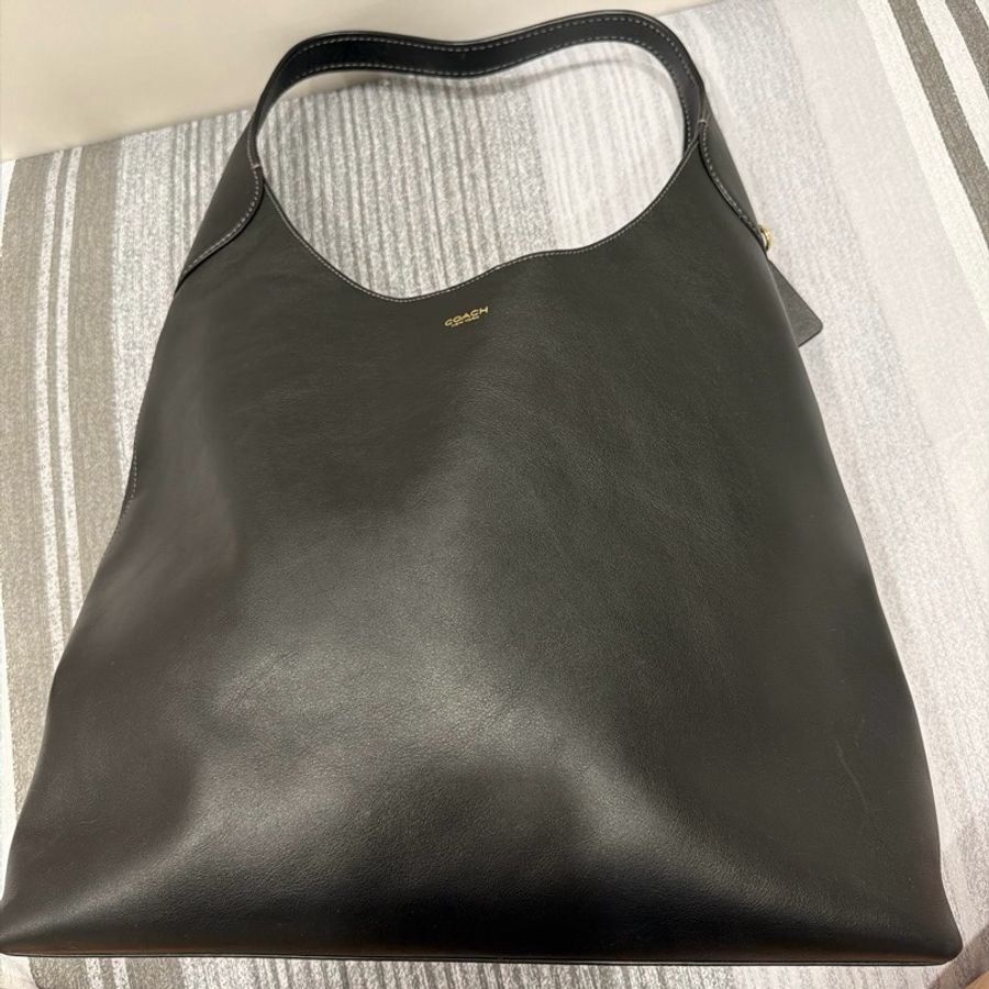 COACH蔻驰 Brooklyn 38字母吊飾金色 牛皮 單肩包女款 黑色-1