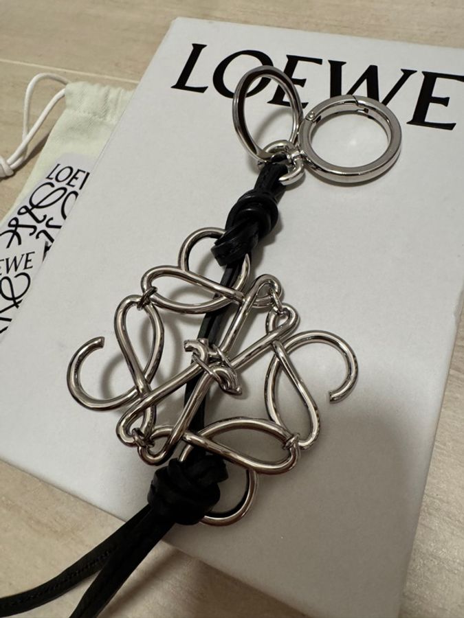 LOEWE anagram charm in calfskin black logo 吊飾 鎖匙扣-1