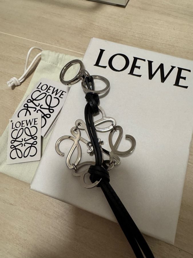 LOEWE anagram charm in calfskin black logo 吊飾 鎖匙扣-2