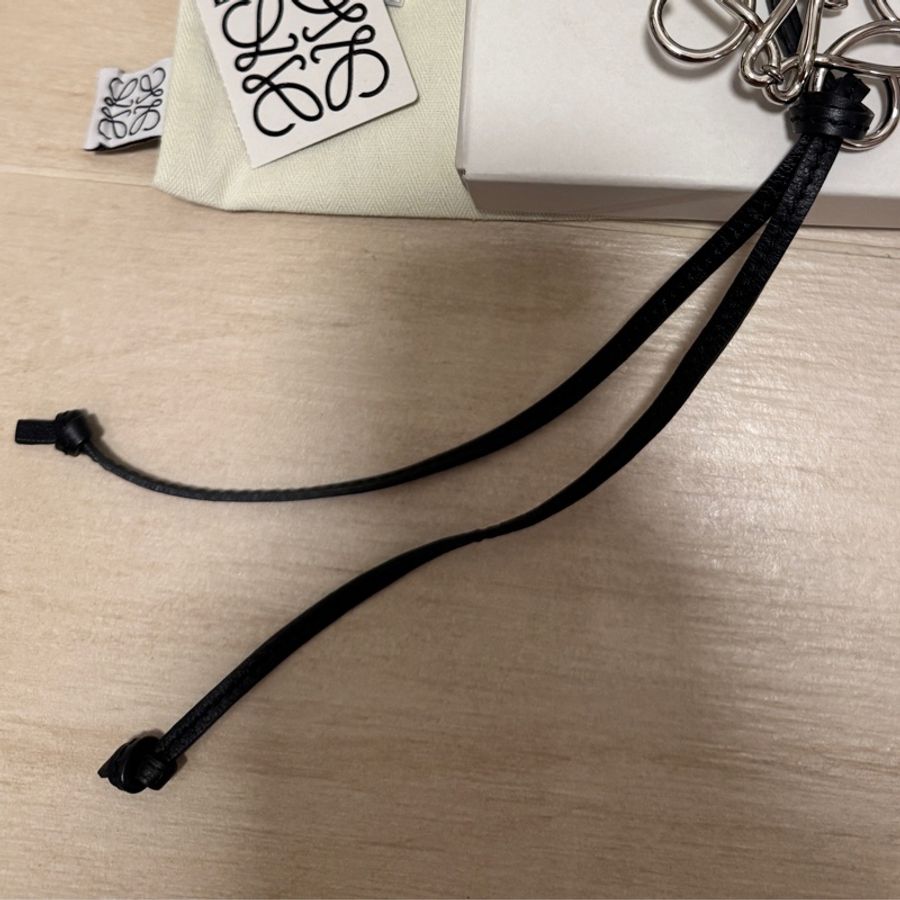 LOEWE anagram charm in calfskin black logo 吊飾 鎖匙扣-4