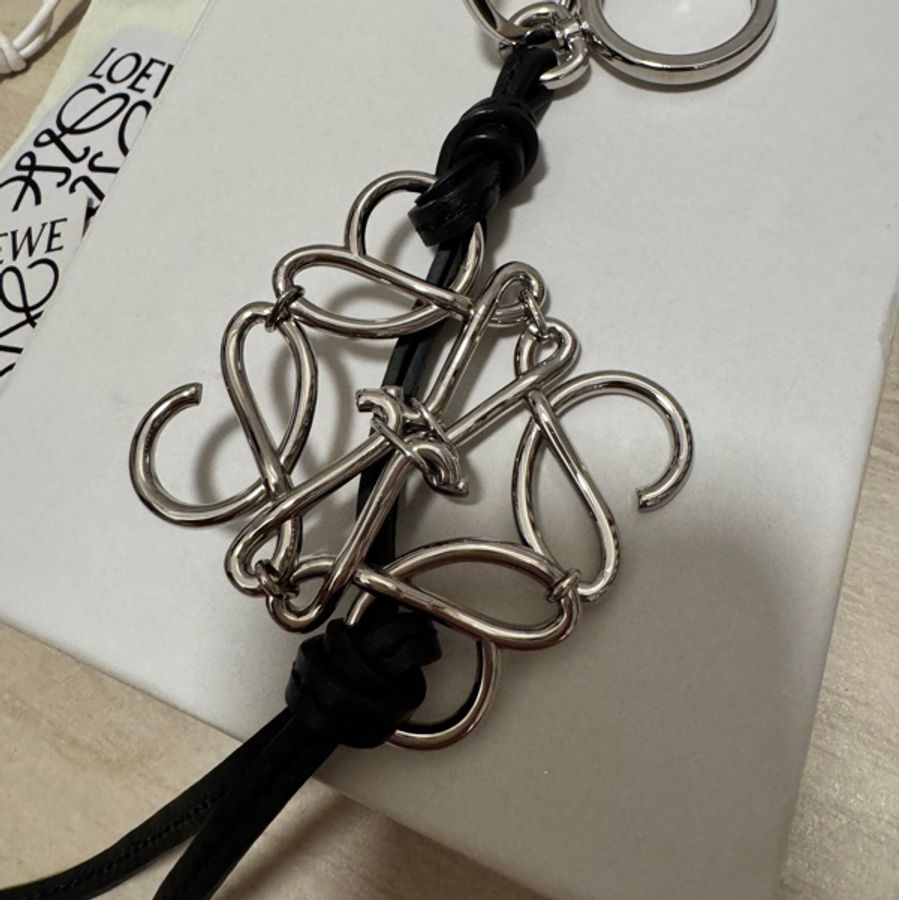 LOEWE anagram charm in calfskin black logo 吊飾 鎖匙扣-5