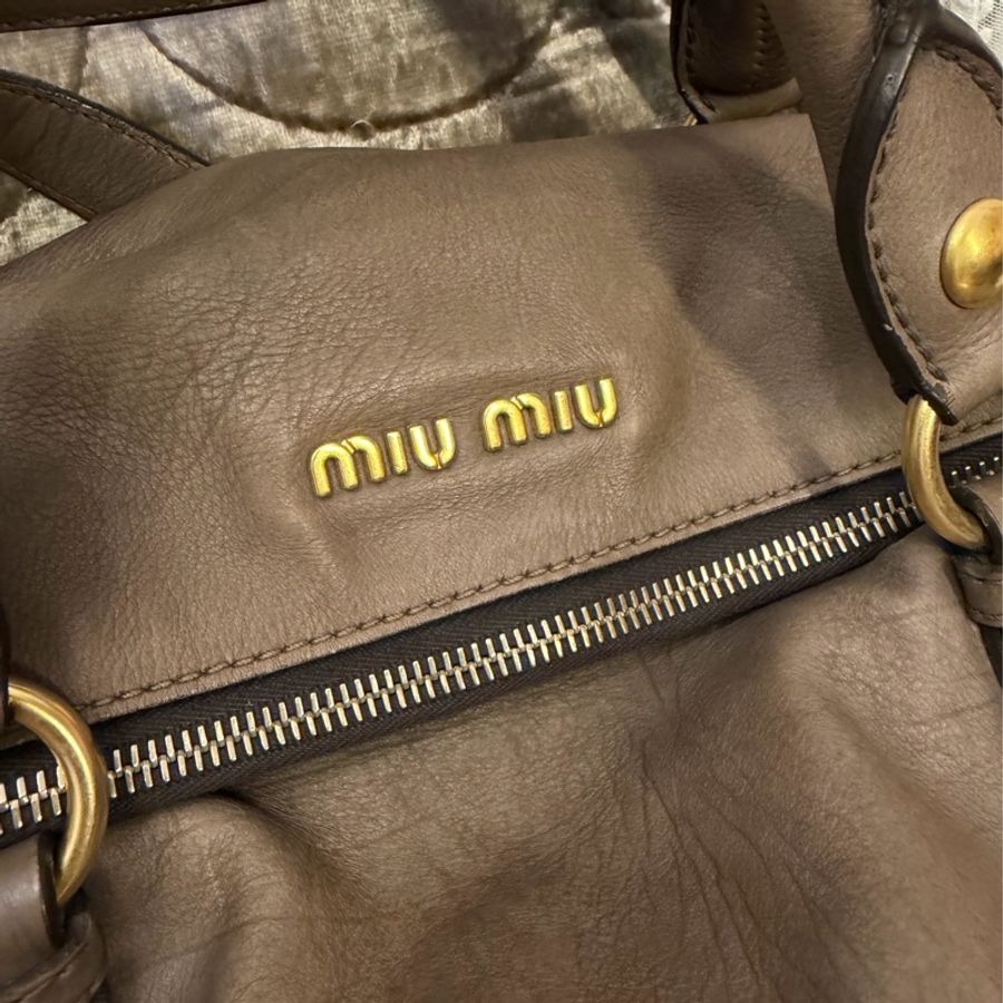 繆繆 超火 油蠟 機車包 肩背包 蝴蝶結 腋下包 斜挎包 大象灰經典 miu miu grey vitello bow bag
皮 蝴蝶結機車包 法棍包 經典款 手袋 側斜包 單肩包 麻雀包 油蠟皮革腋下包 側背包 包 古董包 中古 包包 中古包-15