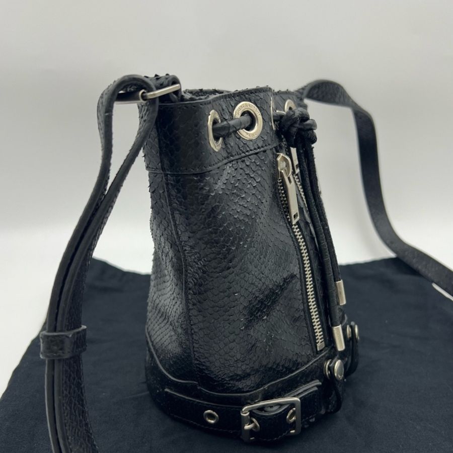 聖羅蘭/Saint laurent 黑色蛇皮紋 拉鍊機車水桶包 抽繩設計 黑銀 手提單肩斜挎包-3