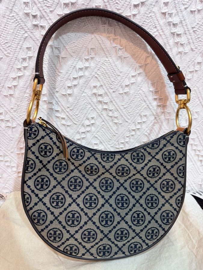 Tory Burch T Monogram 經典老花 緹花半月包 / 腋下包 / Hobo (海軍藍)-10
