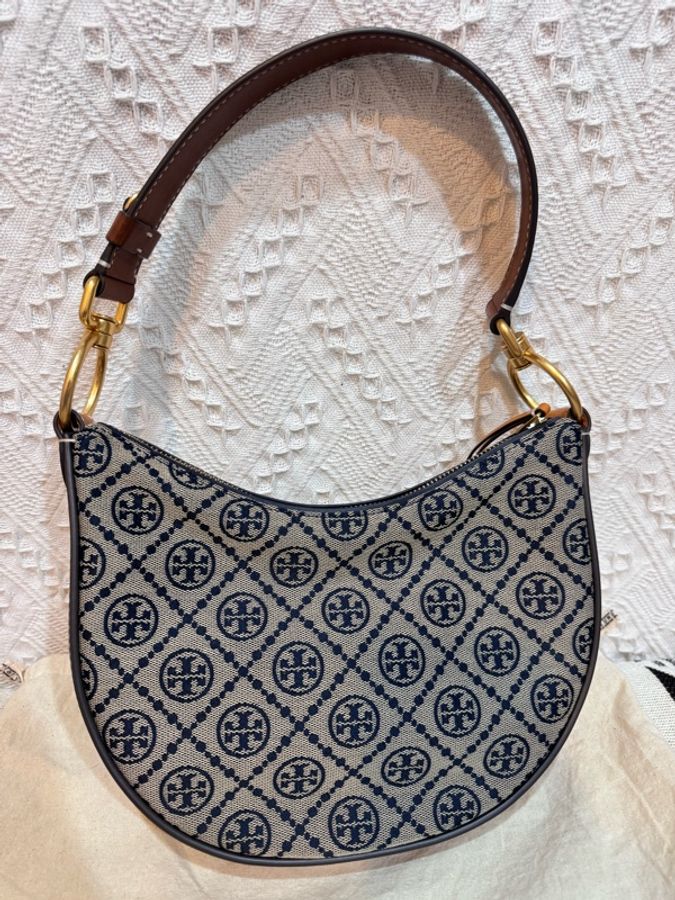 Tory Burch T Monogram 經典老花 緹花半月包 / 腋下包 / Hobo (海軍藍)-11