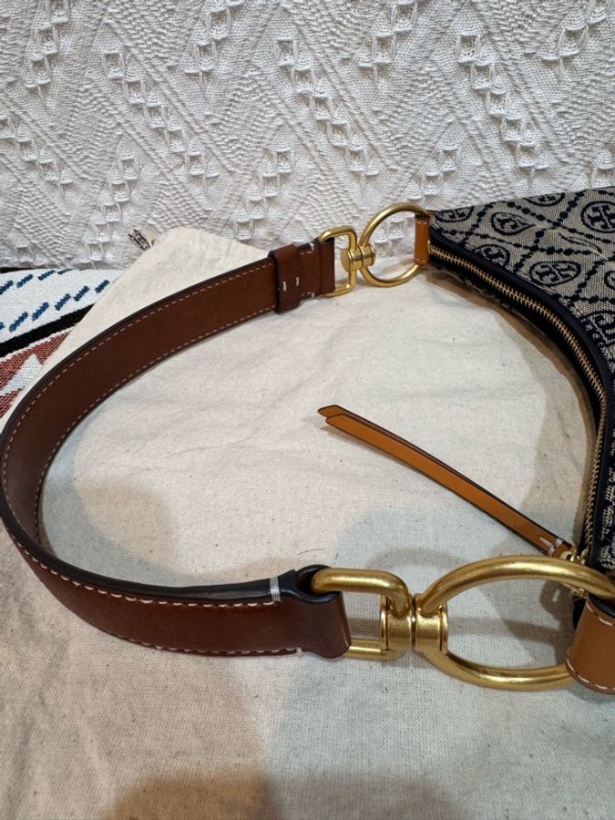 Tory Burch T Monogram 經典老花 緹花半月包 / 腋下包 / Hobo (海軍藍)-15
