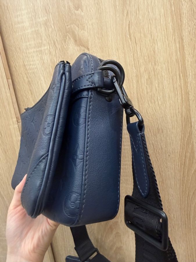 LV 海軍藍牛皮壓紋黑釦Trio三合一斜背郵差包M14785-2