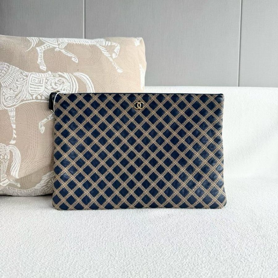 chanel 藍金格紋手拿包 金扣 34*23*2 98新配件塵袋-1