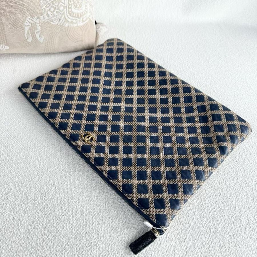 chanel 藍金格紋手拿包 金扣 34*23*2 98新配件塵袋-6