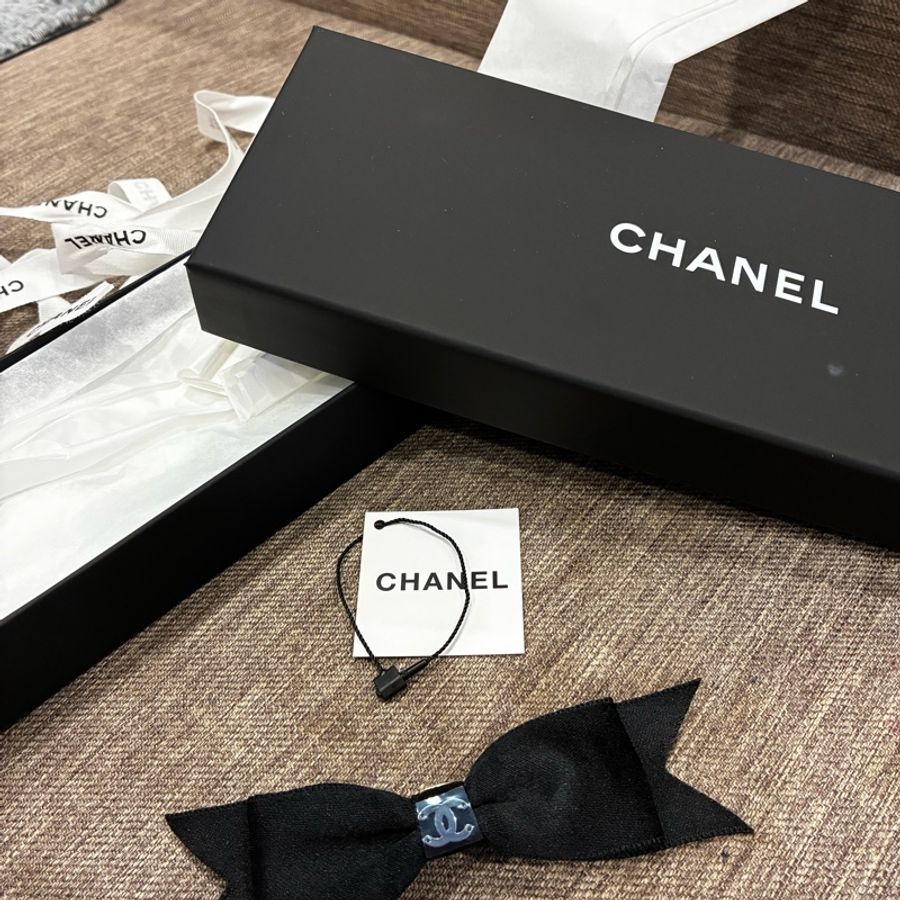 香女孩👧🏻必備🔥香奈兒Chanel 黑色經典c logo蝴蝶結🎀 小髮夾 膜在🇹🇼-0