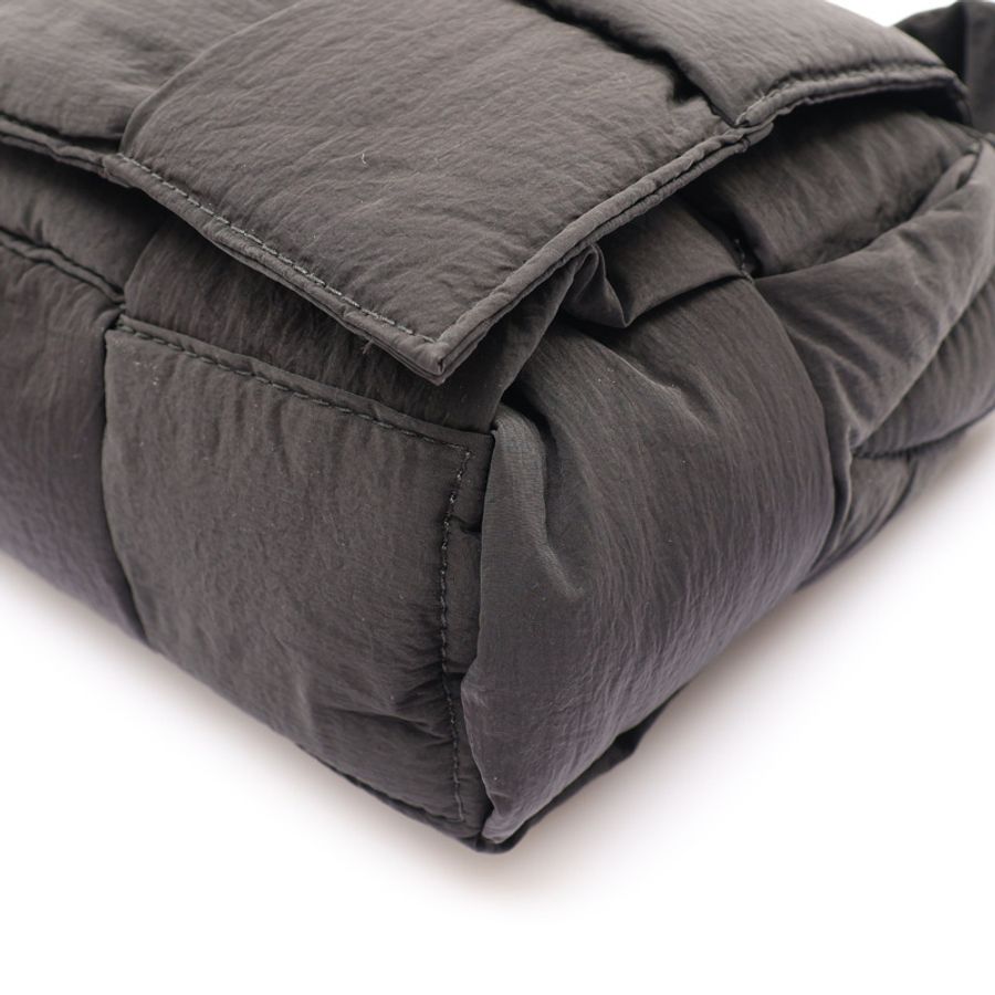 黑色 編織尼龍 Padded Tech Cassette 肩背包【BOTTEGA VENETA BV 寶緹嘉】 755182-8