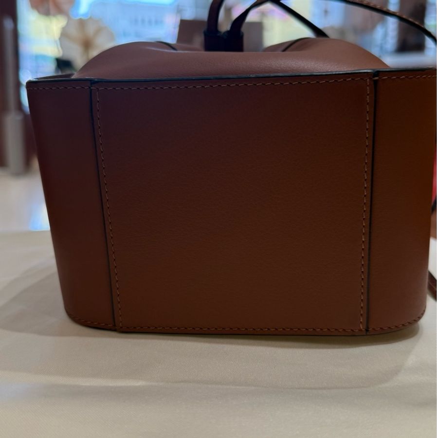 #超便宜 羅意威 Loewe Hammock mini 吊床包 一眼就讓人愛不釋手-6