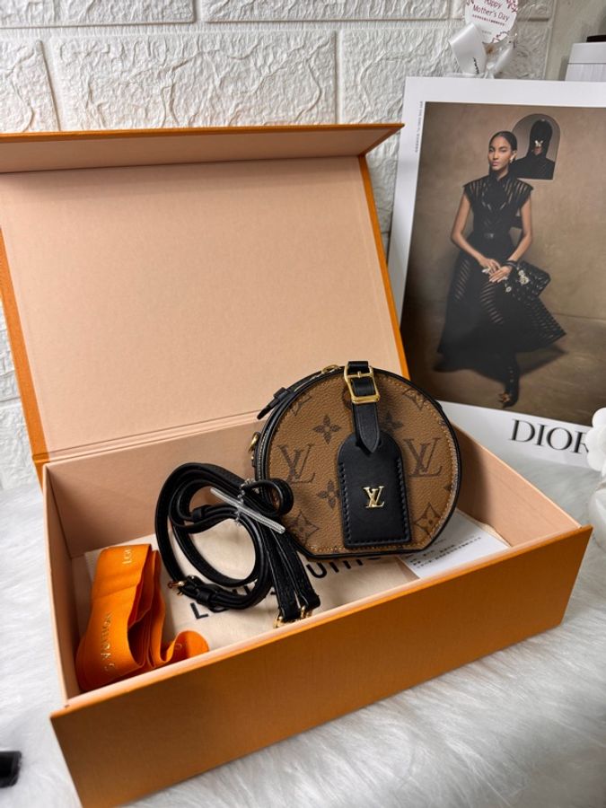 Louis Vuitton M68276 是路易威登 非常熱門的經典車票包/小圓餅包-0