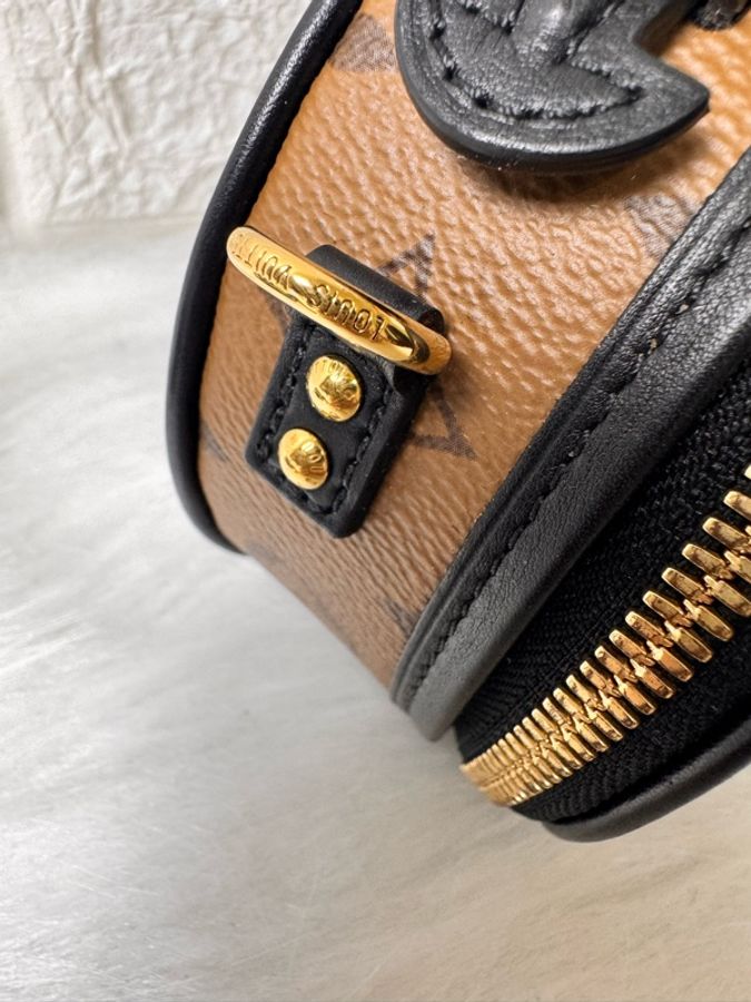 Louis Vuitton M68276 是路易威登 非常熱門的經典車票包/小圓餅包-9