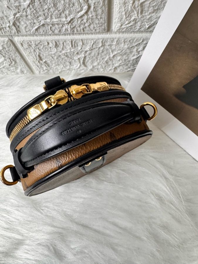 Louis Vuitton M68276 是路易威登 非常熱門的經典車票包/小圓餅包-12
