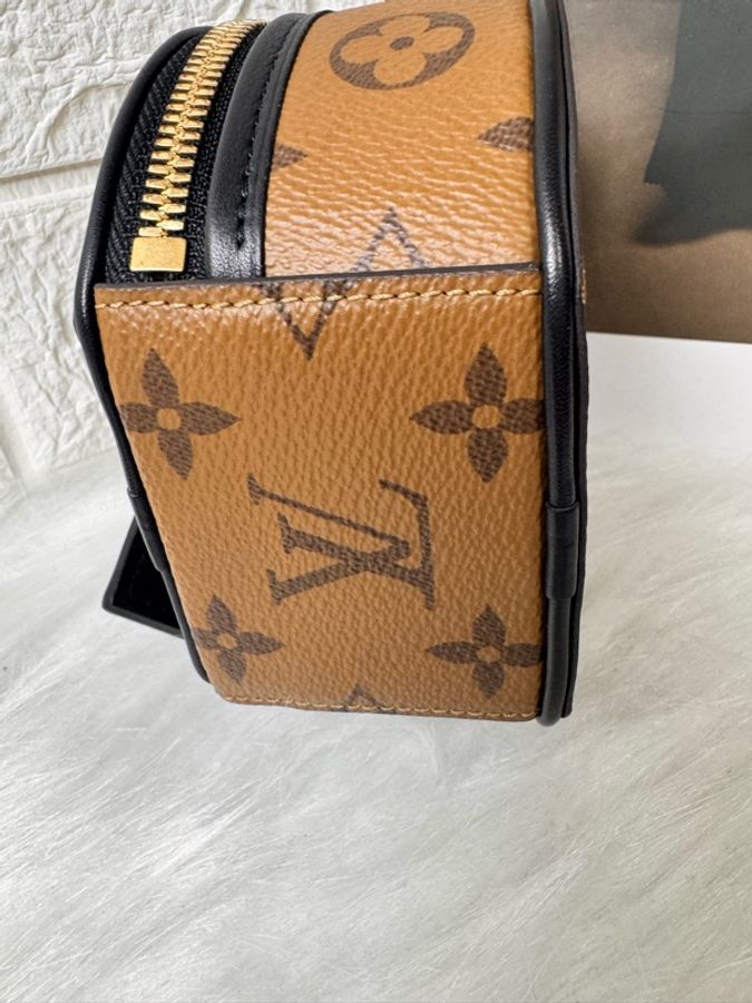 Louis Vuitton M68276 是路易威登 非常熱門的經典車票包/小圓餅包-16