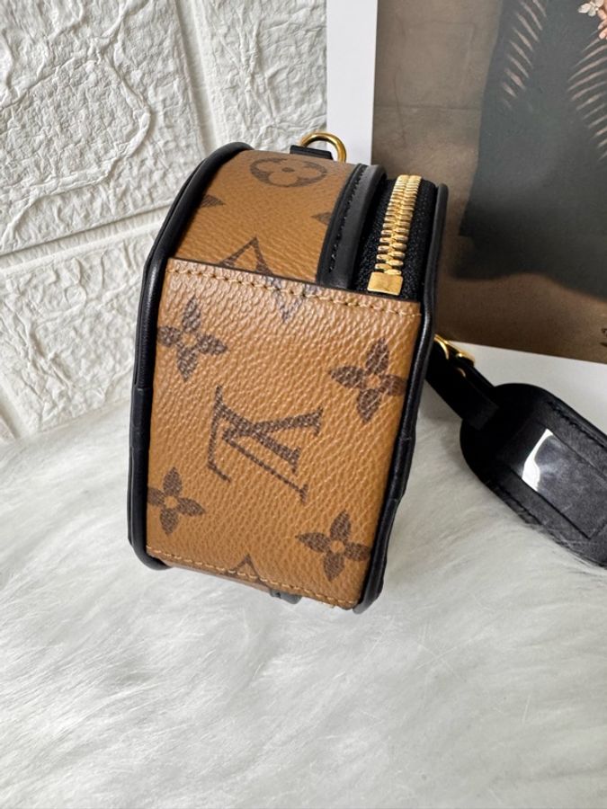 Louis Vuitton M68276 是路易威登 非常熱門的經典車票包/小圓餅包-18