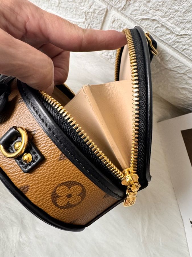 Louis Vuitton M68276 是路易威登 非常熱門的經典車票包/小圓餅包-22