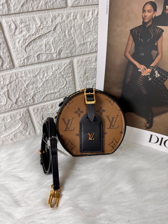 Louis Vuitton M68276 是路易威登 非常熱門的經典車票包/小圓餅包-28