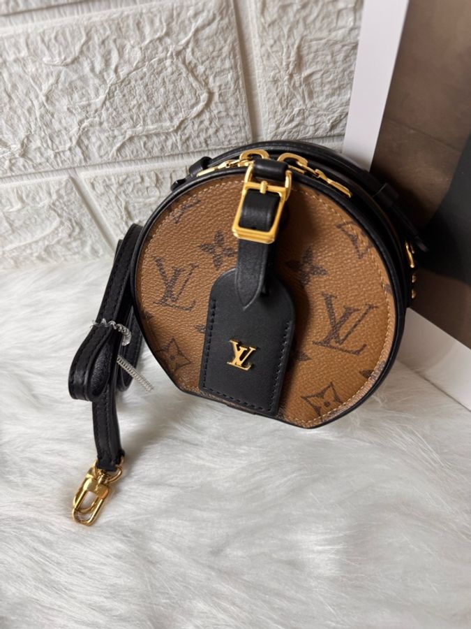 Louis Vuitton M68276 是路易威登 非常熱門的經典車票包/小圓餅包-29