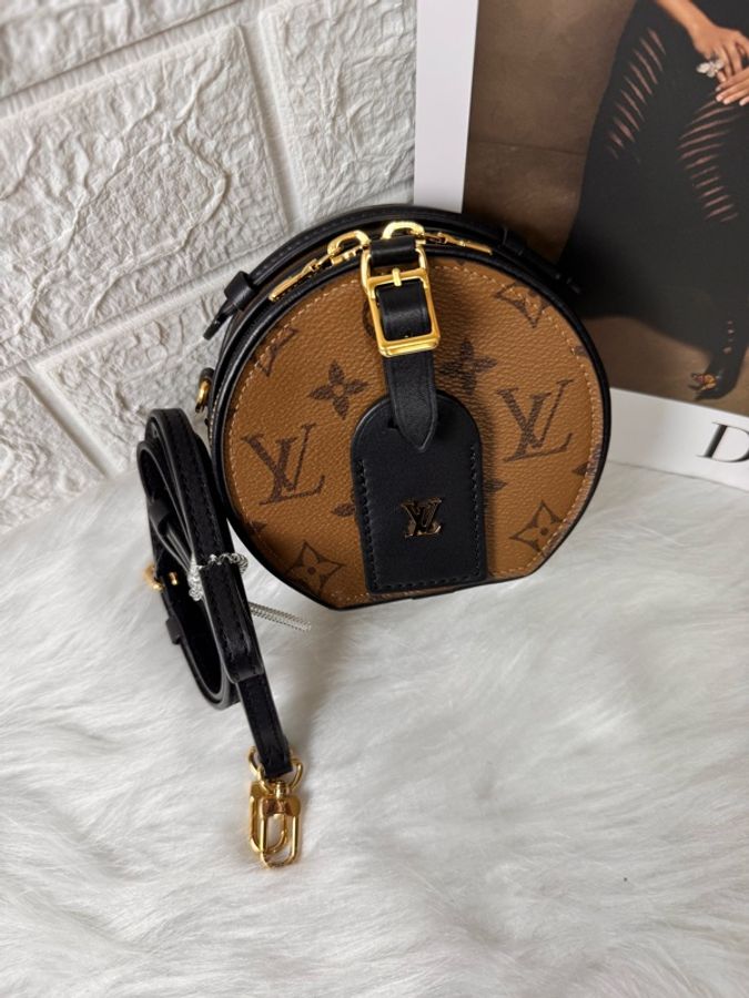 Louis Vuitton M68276 是路易威登 非常熱門的經典車票包/小圓餅包-30