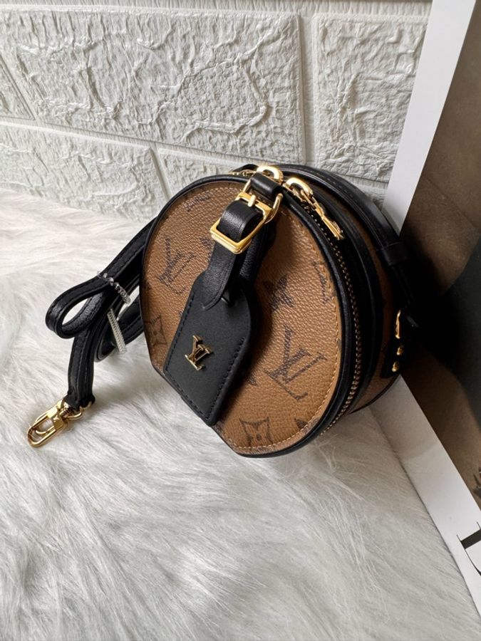Louis Vuitton M68276 是路易威登 非常熱門的經典車票包/小圓餅包-32