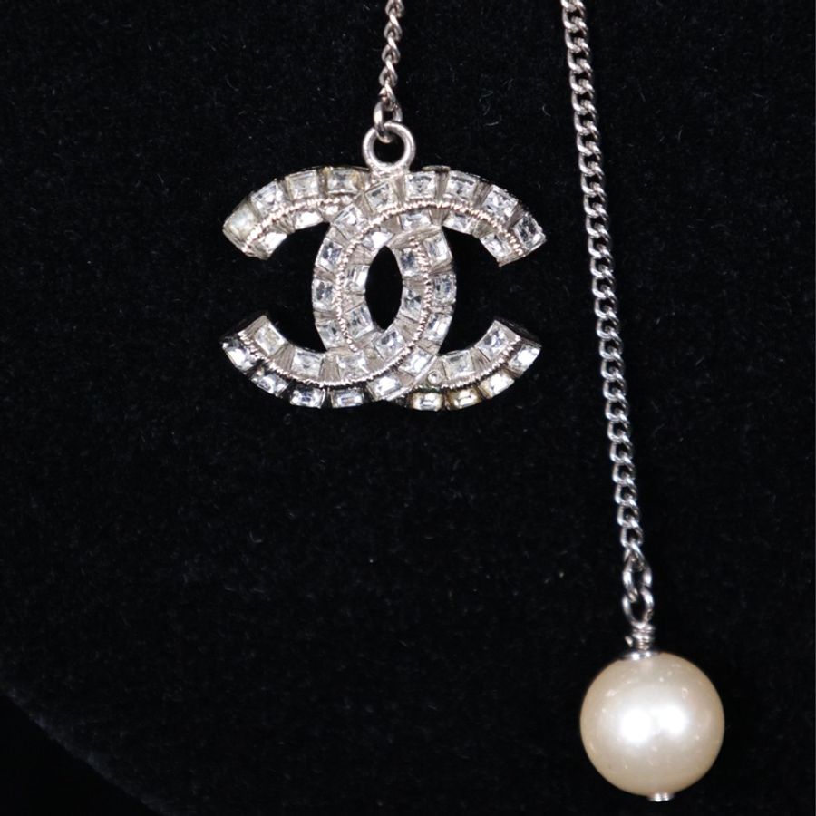Chanel 莱茵石CC珍珠双吊坠项链-15