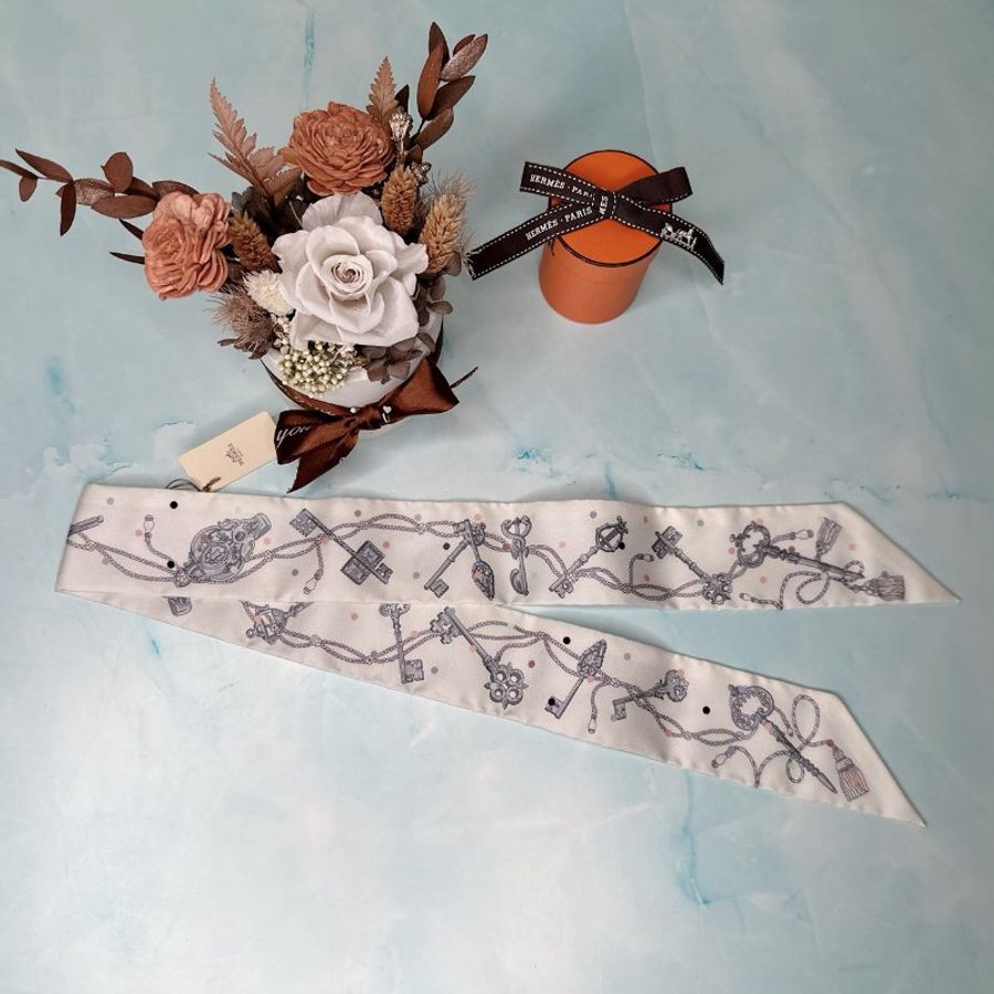 HERMES 全新白色圓點鑰匙twilly絲巾-1