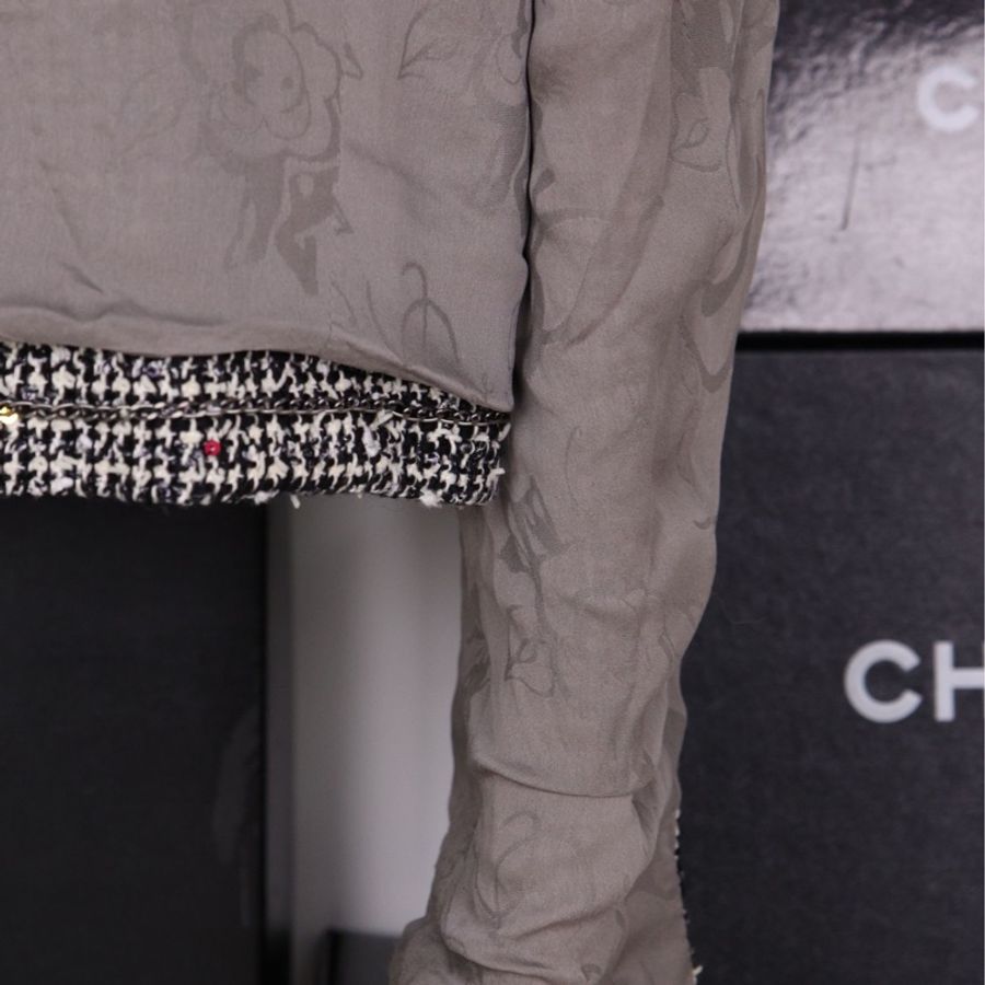 Chanel 15年迪拜系列黑白格纹亮片琉璃扣两口袋crop短外套-18