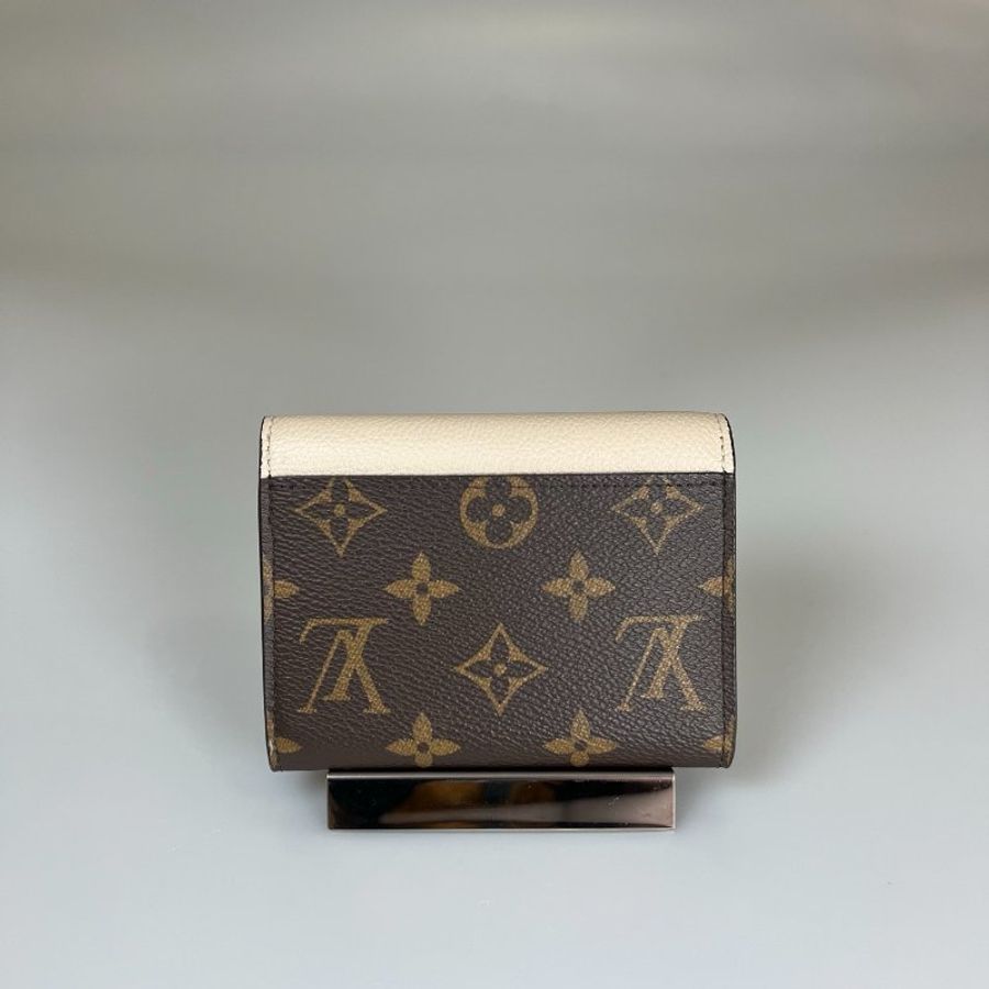 LV M82398/晶片款 奶茶拼老花旋轉扣三折短夾-1