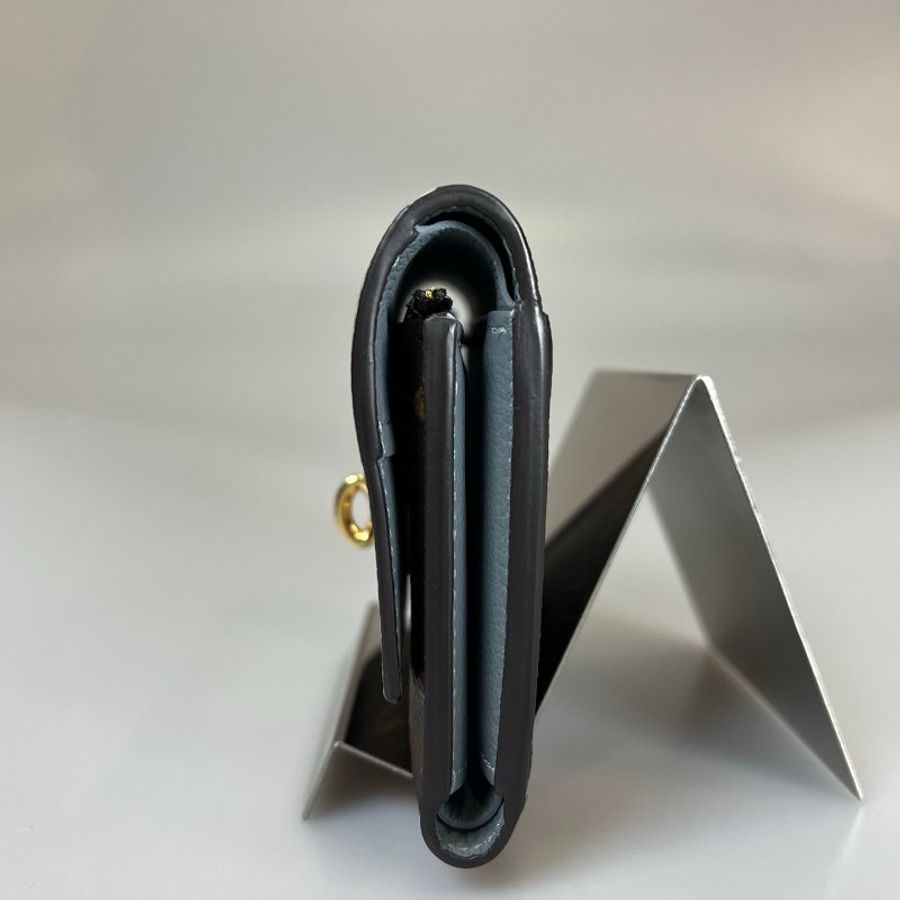 LV M82398/晶片款 奶茶拼老花旋轉扣三折短夾-2