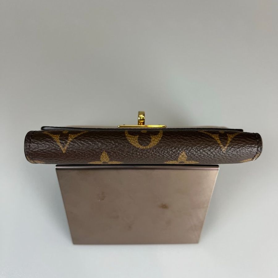 LV M82398/晶片款 奶茶拼老花旋轉扣三折短夾-4