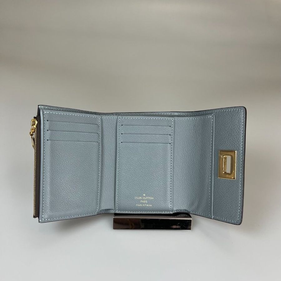 LV M82398/晶片款 奶茶拼老花旋轉扣三折短夾-6