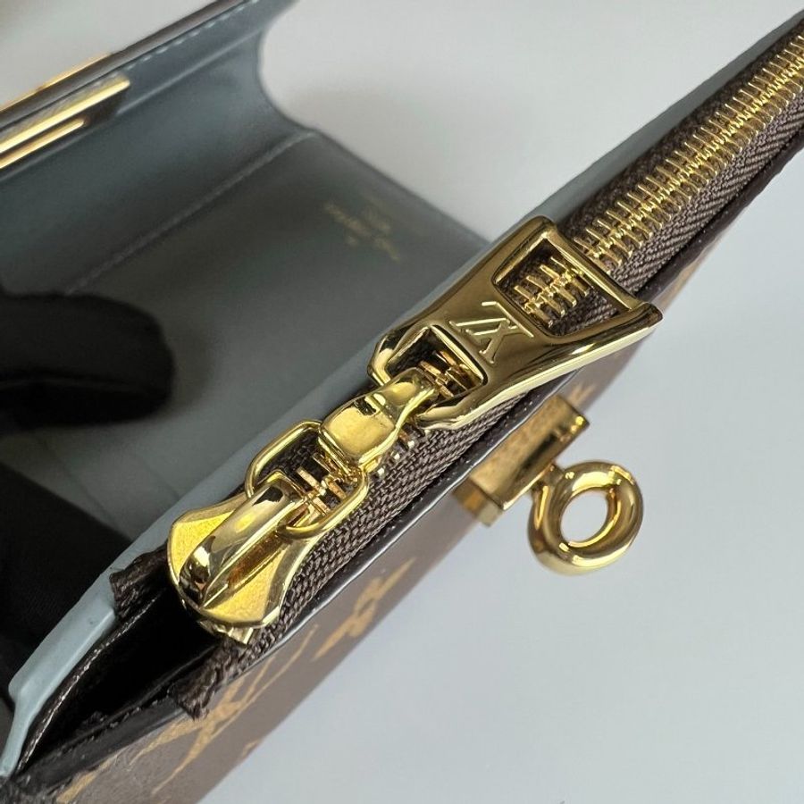 LV M82398/晶片款 奶茶拼老花旋轉扣三折短夾-10