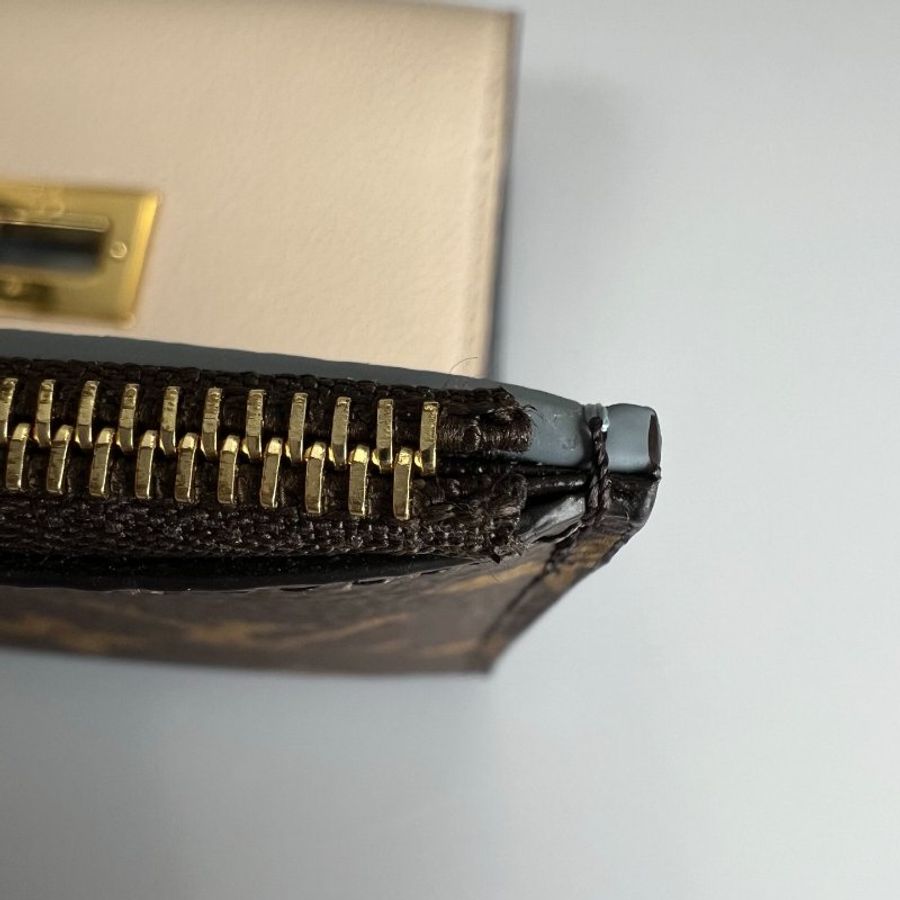 LV M82398/晶片款 奶茶拼老花旋轉扣三折短夾-11