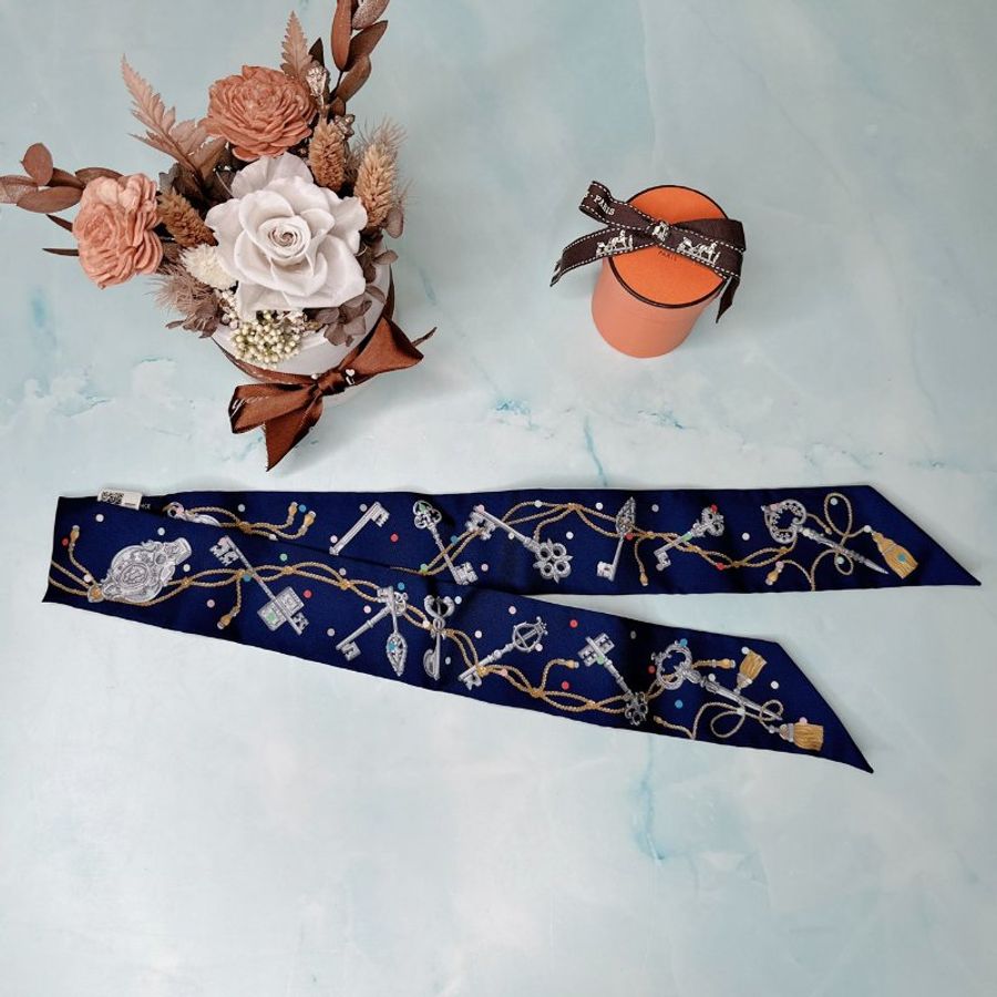 HERMES 全新深藍圓點鑰匙twilly絲巾-1