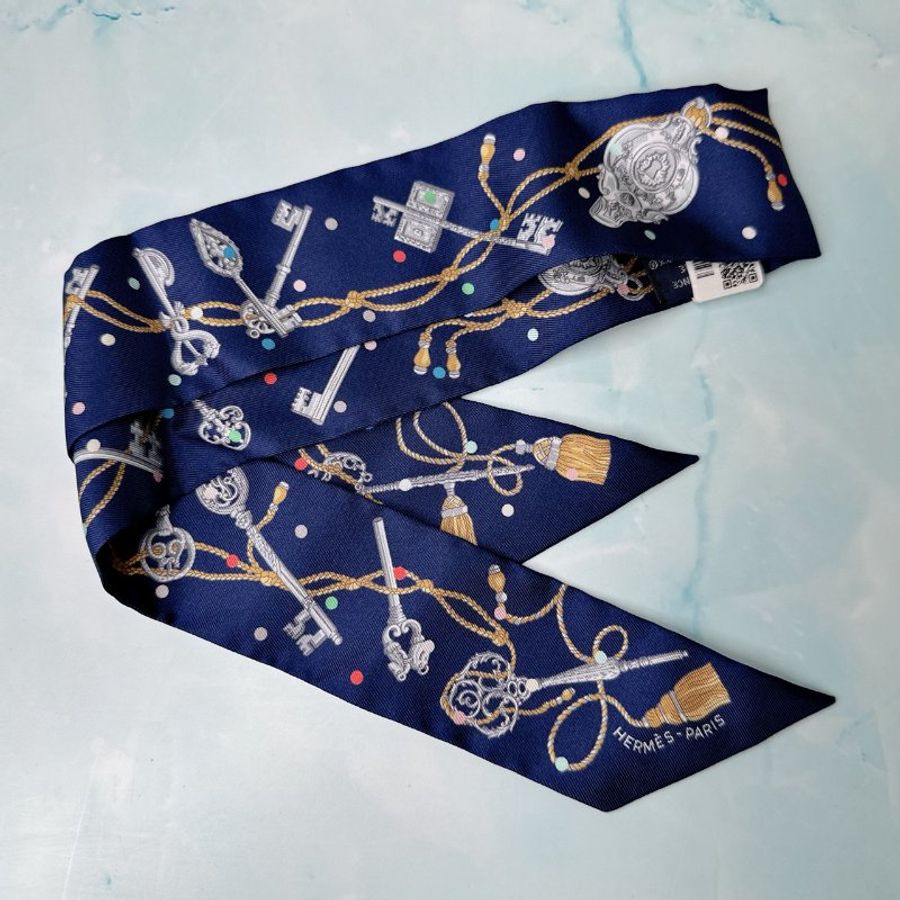 HERMES 全新深藍圓點鑰匙twilly絲巾-2