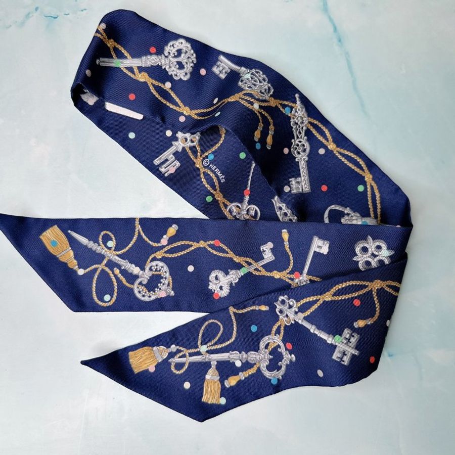 HERMES 全新深藍圓點鑰匙twilly絲巾-3