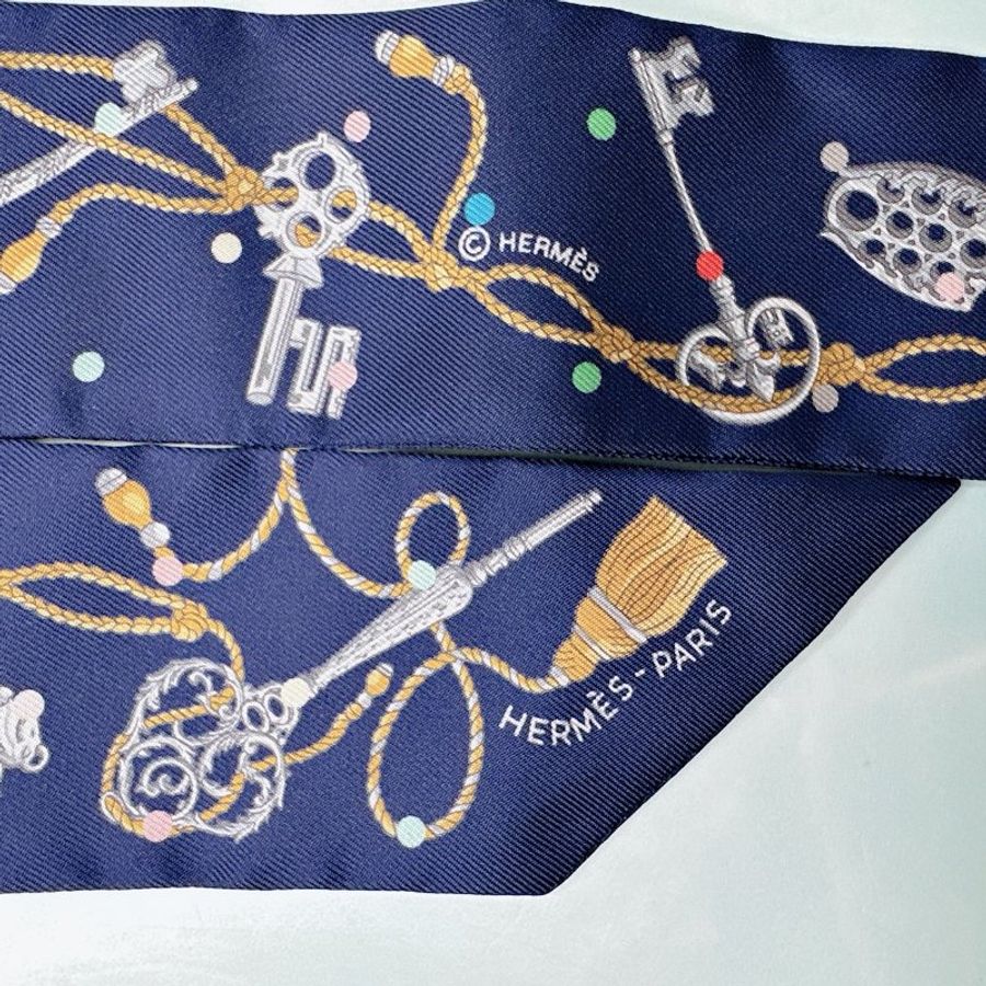 HERMES 全新深藍圓點鑰匙twilly絲巾-5