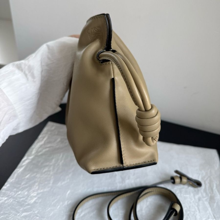 loewe羅意威mini福袋斜挎包 卡其綠,底長23cm-1
