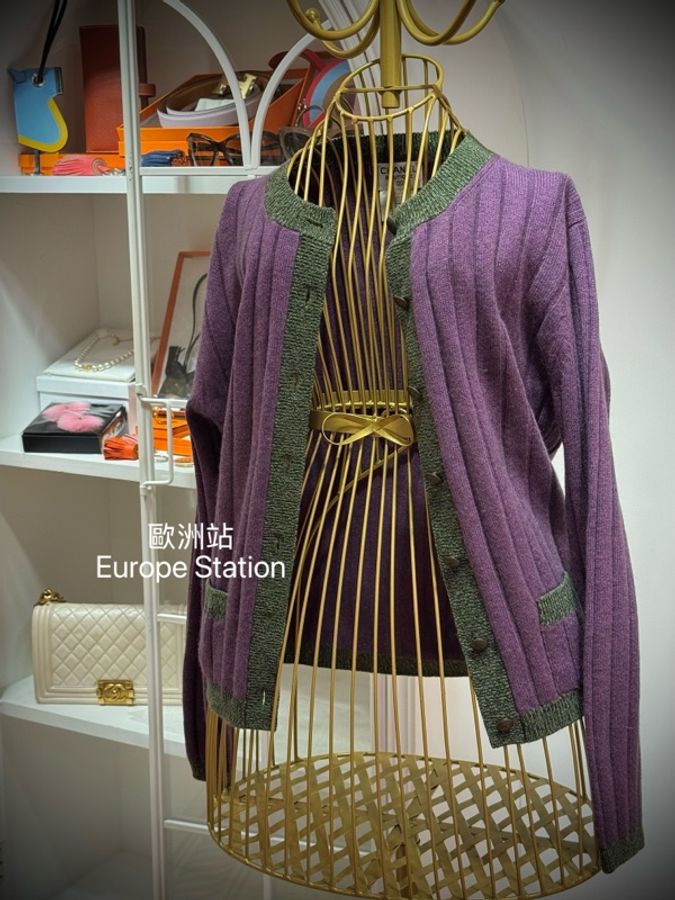 CHANEL Vintage Two-piece set,Purple colour,Coco Mark Buttons,100% cashmere-1