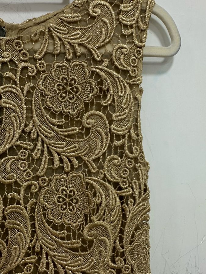 Prada金色重工蕾絲裙,剪裁極佳,類似嵌有金線,花紋也非常美麗,38碼-2