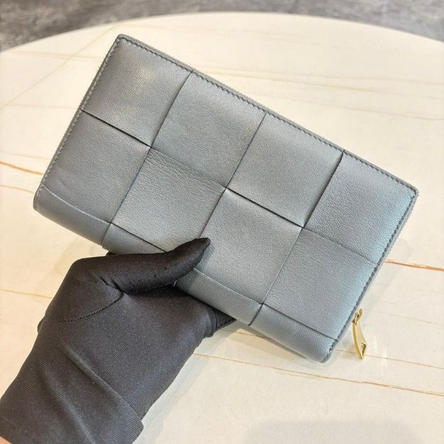 BOTTEGA VENETA 經典大格編織小牛皮拉鍊長夾(灰)-0