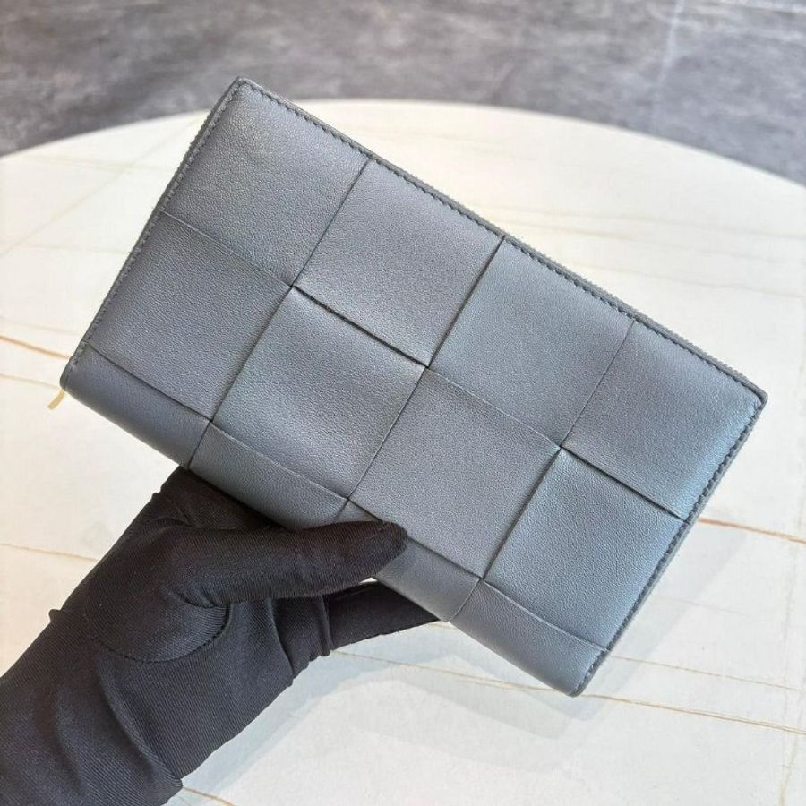 BOTTEGA VENETA 經典大格編織小牛皮拉鍊長夾(灰)-1