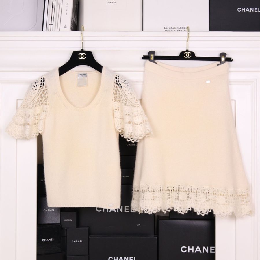 Chanel 06年奶白色山羊绒镂空花边袖口针织圆领短袖上衣外套半裙套装-0
