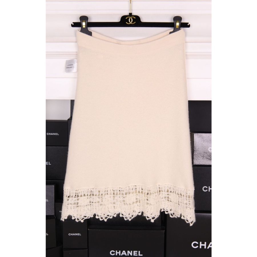 Chanel 06年奶白色山羊绒镂空花边袖口针织圆领短袖上衣外套半裙套装-17