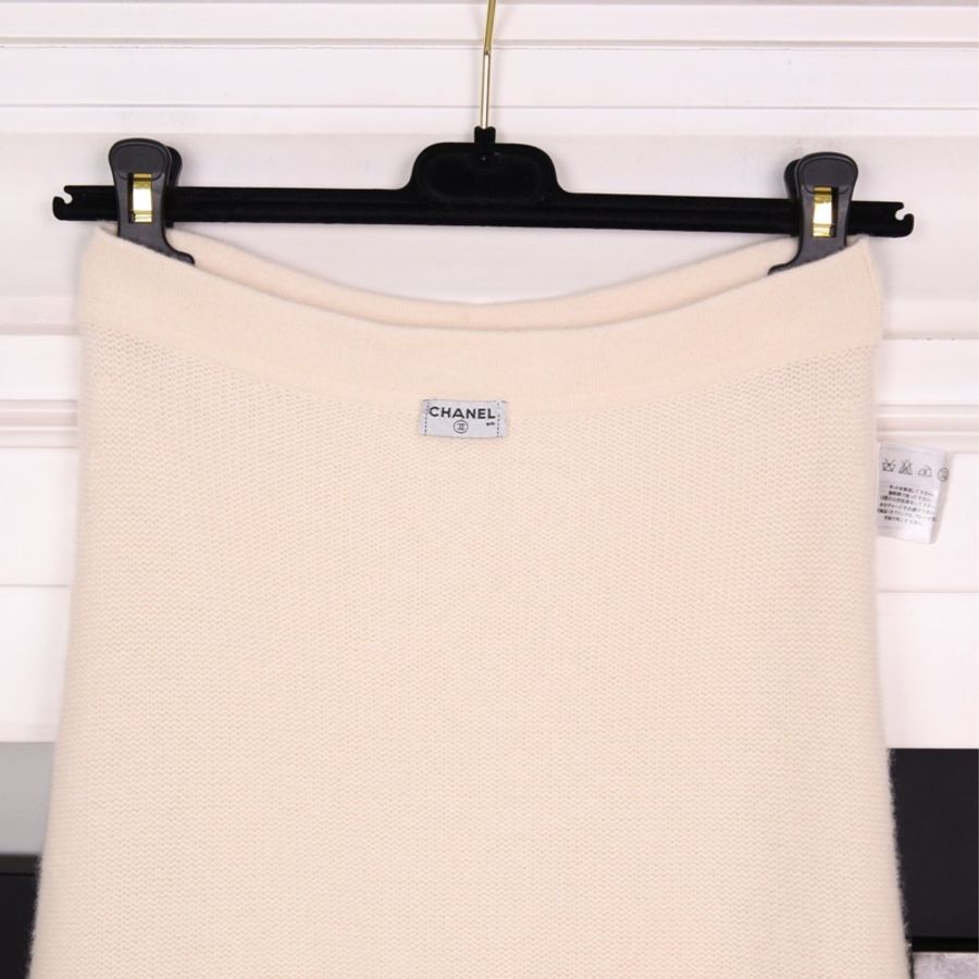 Chanel 06年奶白色山羊绒镂空花边袖口针织圆领短袖上衣外套半裙套装-25